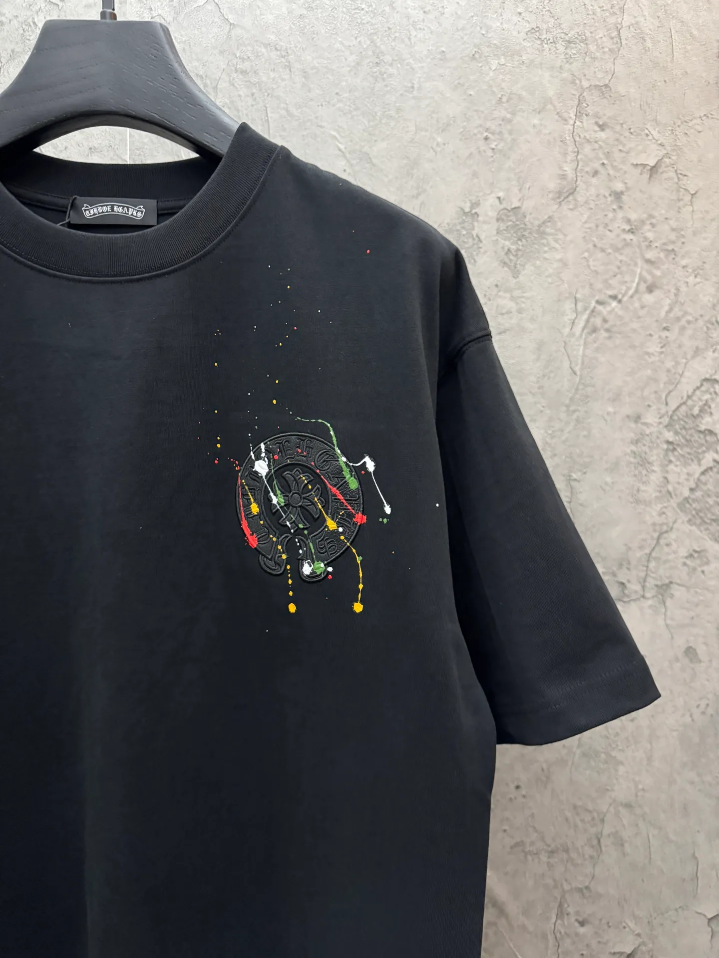 P190 top version, real shot without P, ​​different from market currency) 𝗖𝗵𝗿𝗼𝗺𝗲 𝗛𝗲𝗮𝗿𝘁𝘀/Croxin 2026 spring new original single counter American leather embroidery plus painted inkjet couple short sleeves 👑The highest version! Customized fabric 300 grams, best-selling model at the counter, very comfortable to wear. Accessories: original molded and authenticated collar label ➕ 100% silk wash water label. Genuine purchase-grade original hangtag➕matching hanging rope➕3D hanging beads➕original packaging bag. Craftsmanship: The original version has consistent wiring! The highest version of the armhole matching technique! Color: White Black Size: S M L XL Style No.: 26-2030